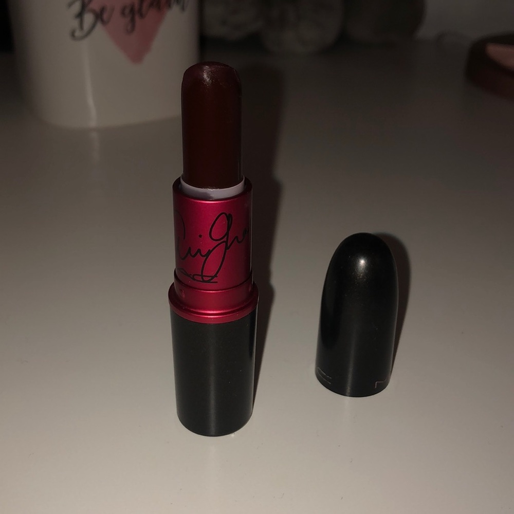 Mac x Ariana Grande limited edition viva glam